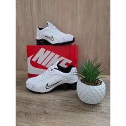 Shox r4 blanca suela negra
